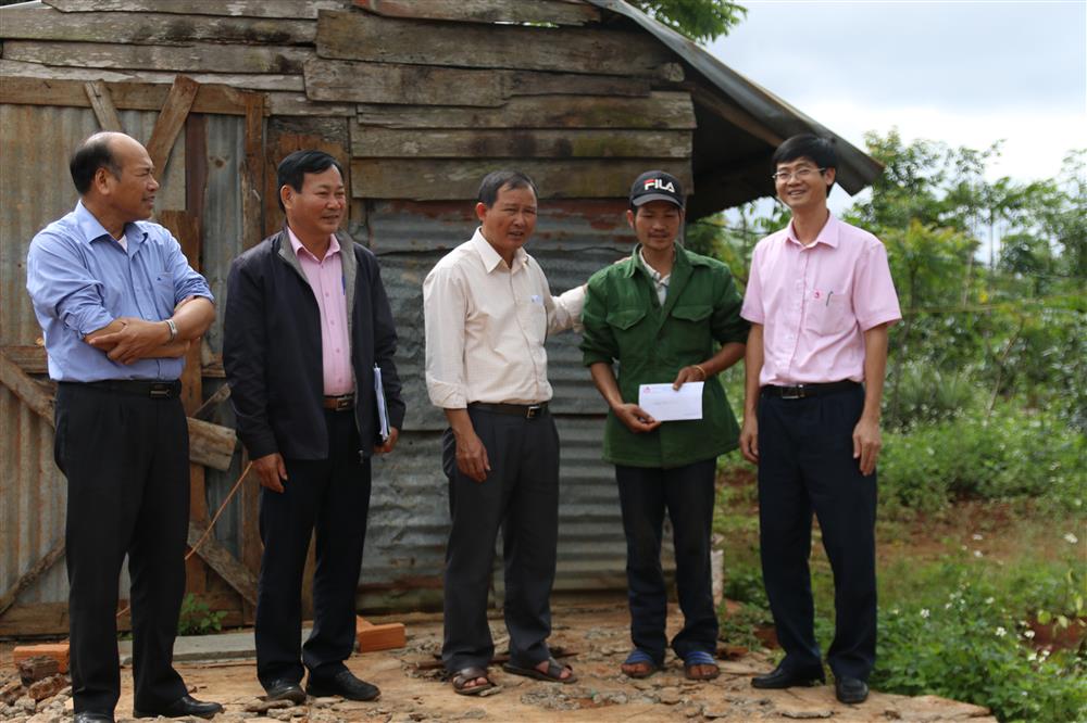 Thăm hỏi, tặng quà cho các gia đình bị sập nhà, tốc mái do cơn bão số 12 gây ra